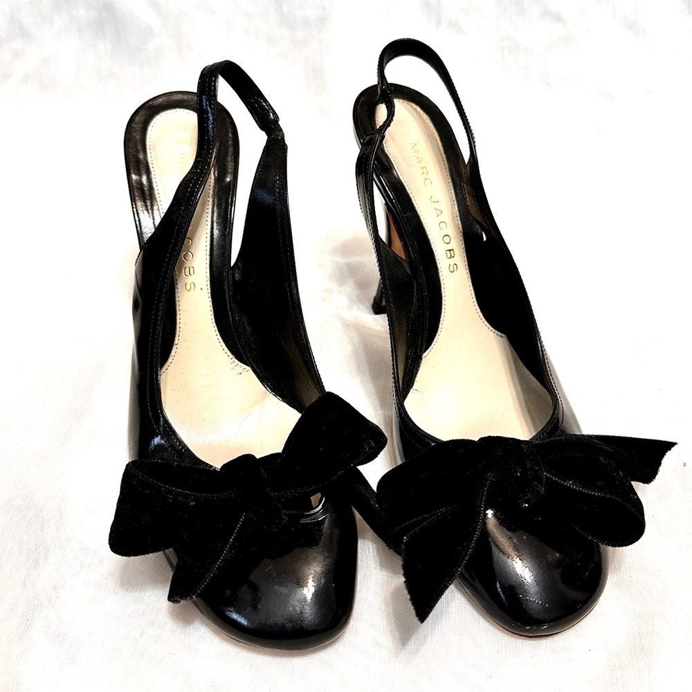 Marc Jacobs closed toe sling back heels